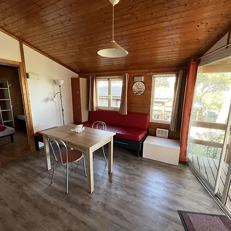 Charmant Chalet 3 Pieces Avec Piscine, Parking, A Mont Saint Loup. - Fr-1-702-63